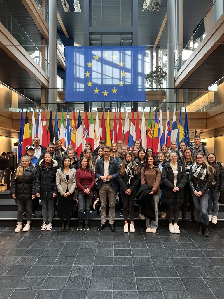 Gemeinsam mit Klassenlehrerin Lara Hauser und Carsten Klagmann besuchten die Klassen der Verwaltungsfachangestellten im 2. Lehrjahr das europäische Parlament und traten mit einem EU-Parlamentarier in den Austausch.