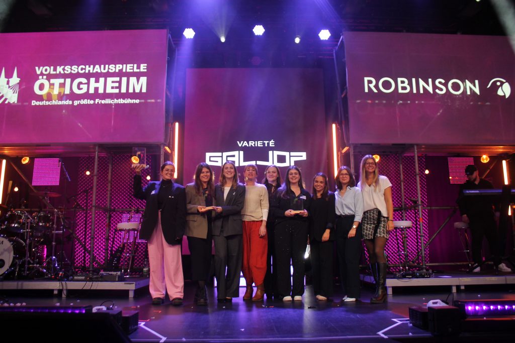 Die Robert-Schuman-Schule kann stolz auf ihre angehenden Veranstaltungskaufleute sein: Beim diesjährigen Baden-Baden Award belegten Schülerinnen und Schüler der Schule in ihrer Kategorie die Plätze eins bis drei und setzten damit ein starkes Zeichen für die Qualität ihrer Ausbildung.