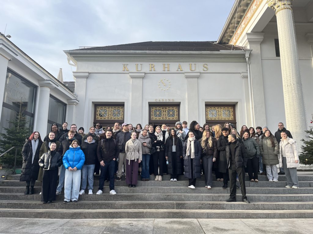 Am 18. Dezember begaben sich die vier Klassen der Veranstaltungskaufleute sowie die Klasse der Kaufleute für Tourismus und Freizeit im ersten Ausbildungsjahr auf eine gemeinsame Entdeckungstour durch die winterlich geschmückte Kurstadt.