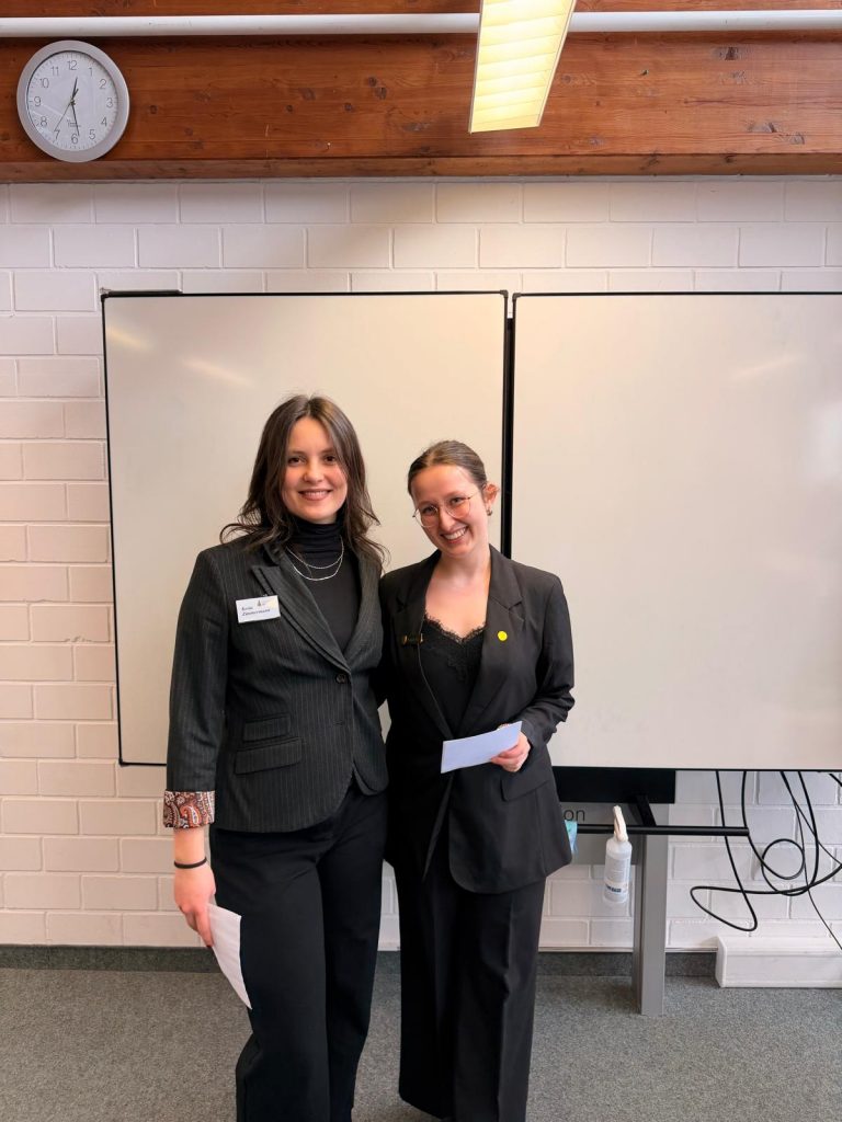 Am Mittwoch, den 25. Februar 2026, fand an der Robert-Schuman-Schule die Abschlussveranstaltung der W3TF/T statt. Unter dem Motto „Touris(mus) von morgen – Eine interaktive Infoveranstaltung zum Thema zukunftsfähiger Tourismus“ drehte sich einen ganzen Tag lang, für die Schülerinnen und Schüler der BK I Klassen, alles um innovative, verantwortungsbewusste und nachhaltige Entwicklungen in der Tourismusbranche.