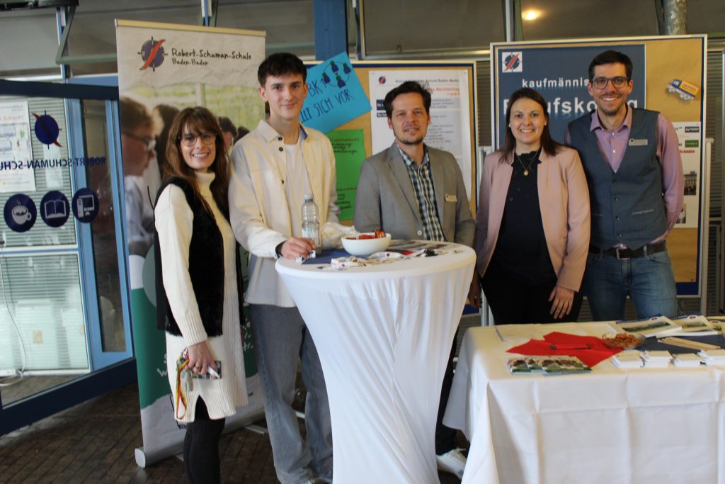 Für Frau Walter und Herrn Albrecht erreicht das Schuljahr bereits Mitte Februar seinen Höhepunkt. Die beiden Lehrkräfte organisieren den Tag der offenen Tür an der RSB, der jährlich im Februar gemeinsam mit der Louis-Lepoix-Schule veranstaltet wird. Dabei können sie sich auf ein zuverlässiges Unterstützerteam verlassen.