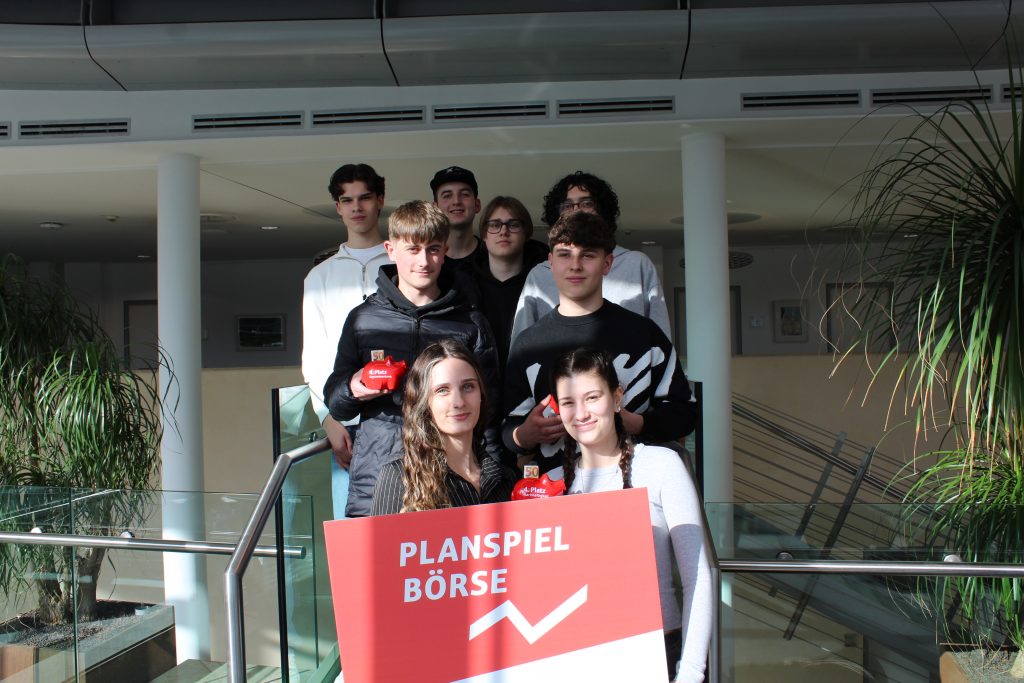 Zahlreiche Schülerinnen und Schüler waren beim diesjährigen Planspiel Börse am Start. Unter den 130.000 TeilnehmerInnen waren auch einige Teams der Robert-Schuman-Schule vertreten. Drei davon wurden jüngst für ihren Erfolg mit dem simulierten Wertpapierhandel ausgezeichnet.