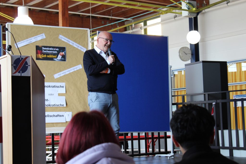 In der Woche vor der Wahl nutzten beide Kandidaten für das Oberbürgermeisteramt in Baden-Baden die Bühne der Robert-Schuman-Schule, um sich den Schülerinnen und Schülern vorzustellen. Dabei gaben sie einen Einblick in ihre politische Agenda und standen für Fragen aus dem Publikum bereit.