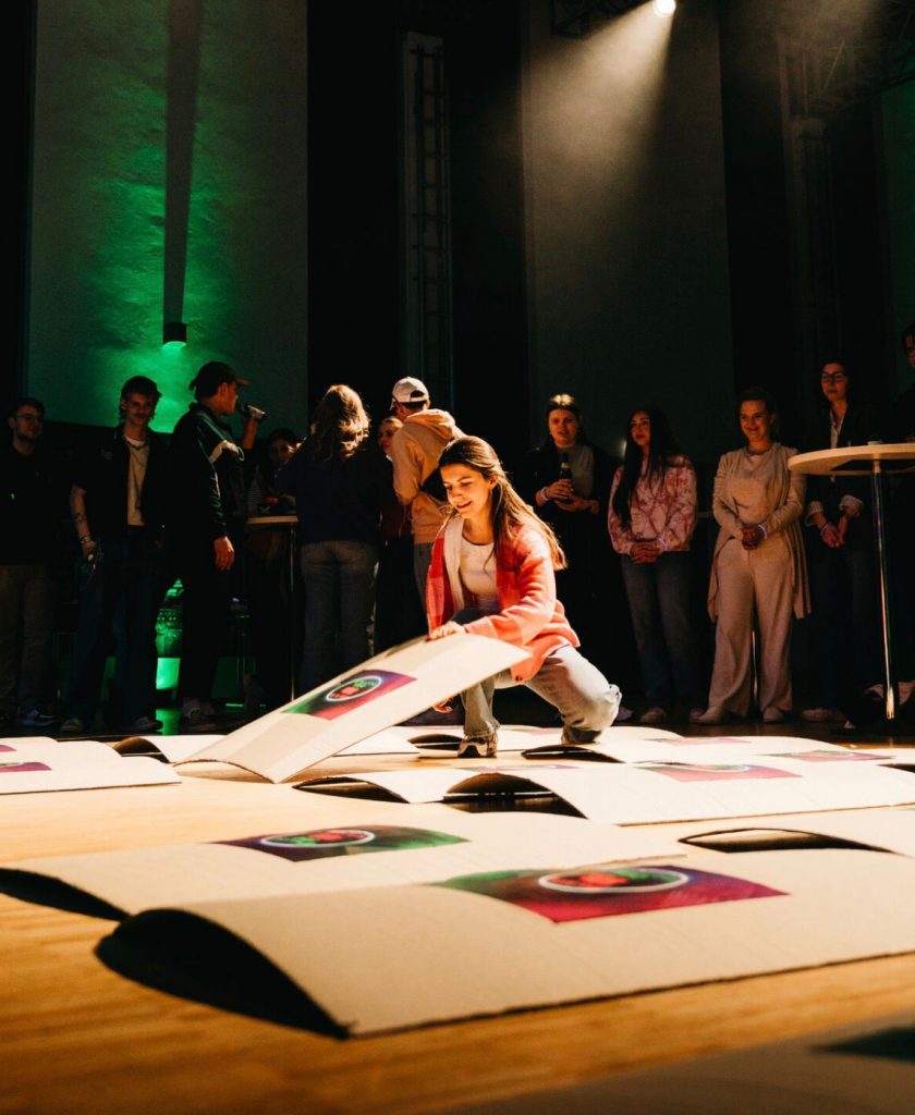 Im Rahmen unserer Projektarbeit haben wir die Veranstaltung „Back to the 80s – Das Battle“ geplant, organisiert und durchgeführt. Ziel des Projektes war es, ein interaktives Event im Stil der 1980er-Jahre zu realisieren, bei dem Unterhaltung, Moderation und die aktive Einbindung der Gäste im Mittelpunkt standen.