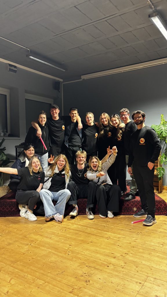 Gemütliche Sofas, warme Lichter, Live-Musik und über 60 gut gelaunte Gäste, das war unser Wohnzimmerkonzert „Unplugged & Ungeprobt“ am 19. März 2026 im VA-Labor der EurAka Baden-Baden.