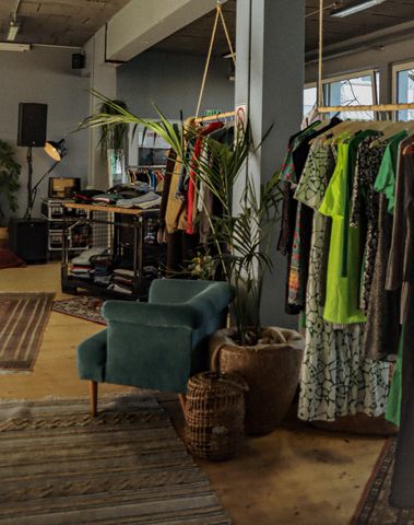 Am 19.März fand im VA-Labor der Euraka unser Kleiderlabor statt und verwandelte den Raum in eine besondere Mischung aus Wohnzimmer, Café und Tauschbörse. Mit entspannter Musik vom Live-DJ, Kaffee in der Hand und einer lockeren Atmosphäre entstand ein Nachmittag, der vor allem von guter Stimmung, Spaß und Begegnungen geprägt war.