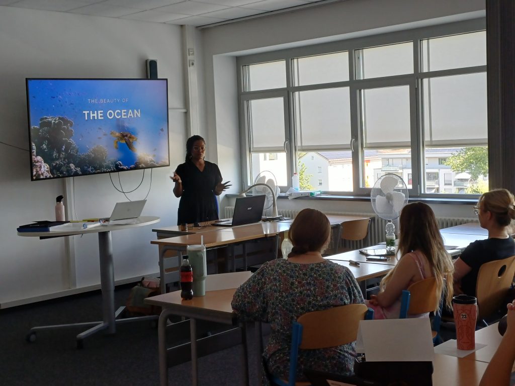 Im Rahmen des Projekts „Grenzenlos – Globales Lernen in der beruflichen Bildung“ fand an unserer Außenstelle eine besondere Unterrichtsveranstaltung für die Schülerinnen und Schüler der Veranstaltungskaufleute im zweiten Ausbildungsjahr statt.