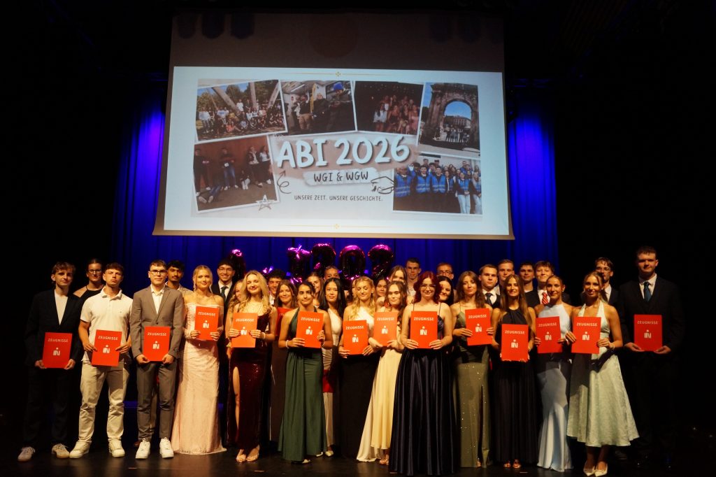 Unter dem Abimotto “InflABIon – Wir steigen ins Unendliche“ hatten die Schülerinnen und Schüler des RSB-Wirtschaftsgymnasiums zu ihrer Abschlussfeier eingeladen. Dabei ließen sie die vergangenen drei Jahre Revue passieren und wagten einen Blick nach vorn.